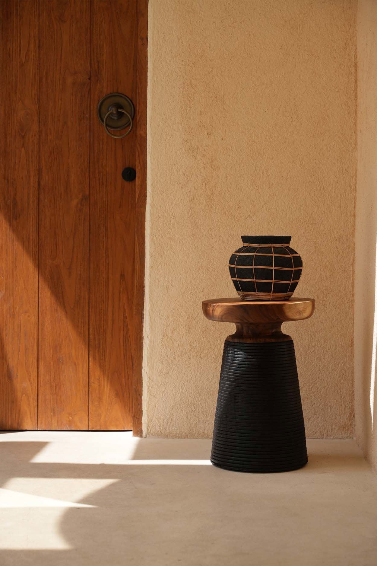 Vase rond noir en terre cuite détail en rotin – H23 cm