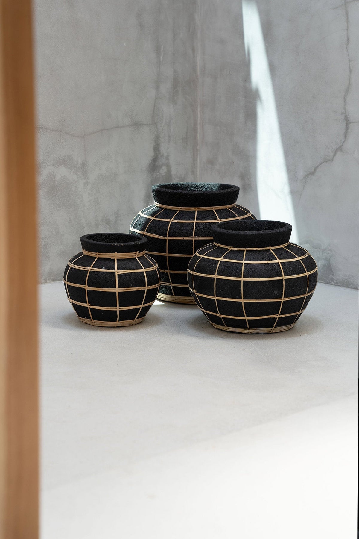 Vase rond noir en terre cuite détail en rotin – H23 cm