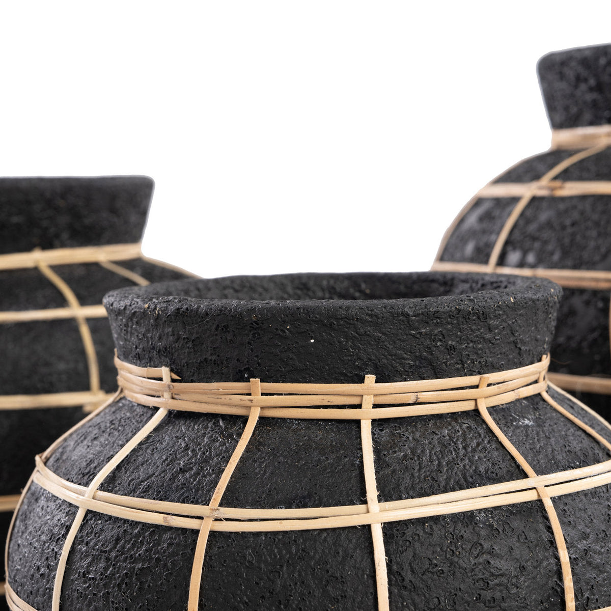 Vase rond noir en terre cuite détail en rotin – H23 cm