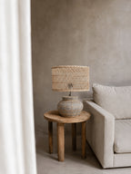 Lampe à poser effet béton et rotin tressé gris naturel – H48 cm