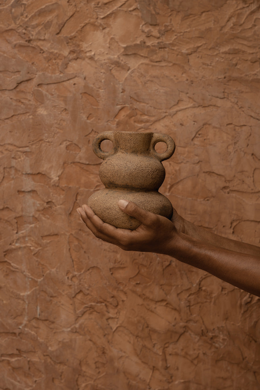 Vase en céramique sable à anses finition patinée – H18 cm - S