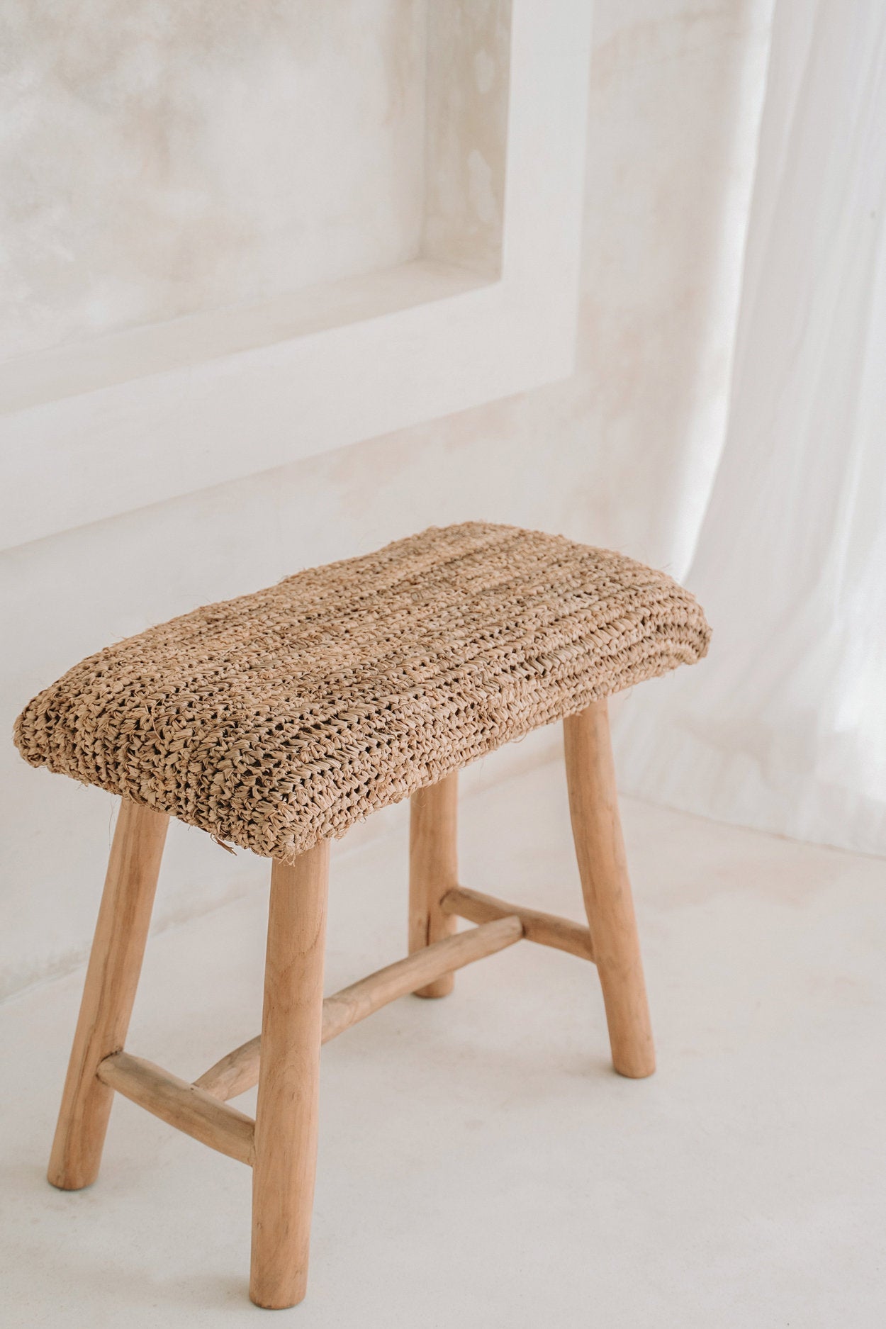 Banc rectangulaire en raphia tressé naturel et bois brut – 60x28 cm