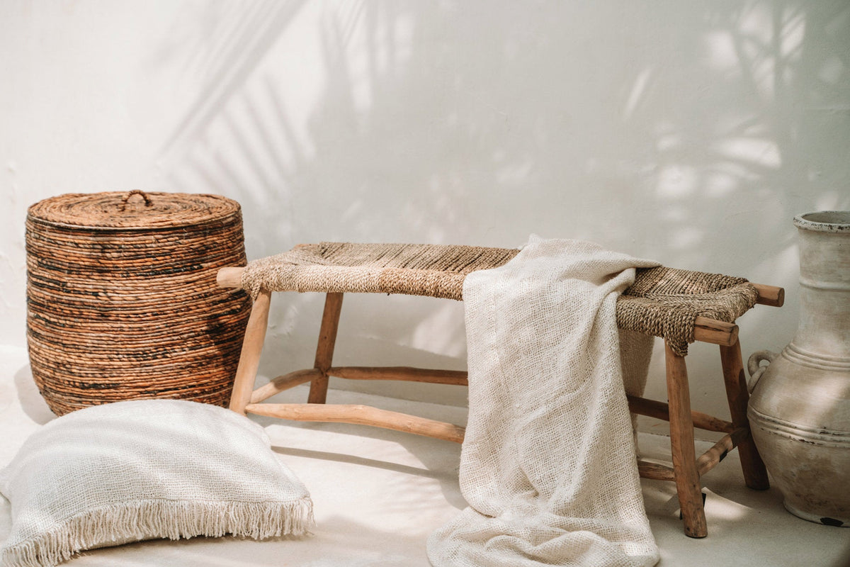 Banc en bois et fibre tressée naturel pour intérieur ou terrasse – 110x40 cm