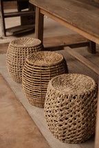 Tabouret en feuilles de bananier ajouré couleur miel – H45 cm