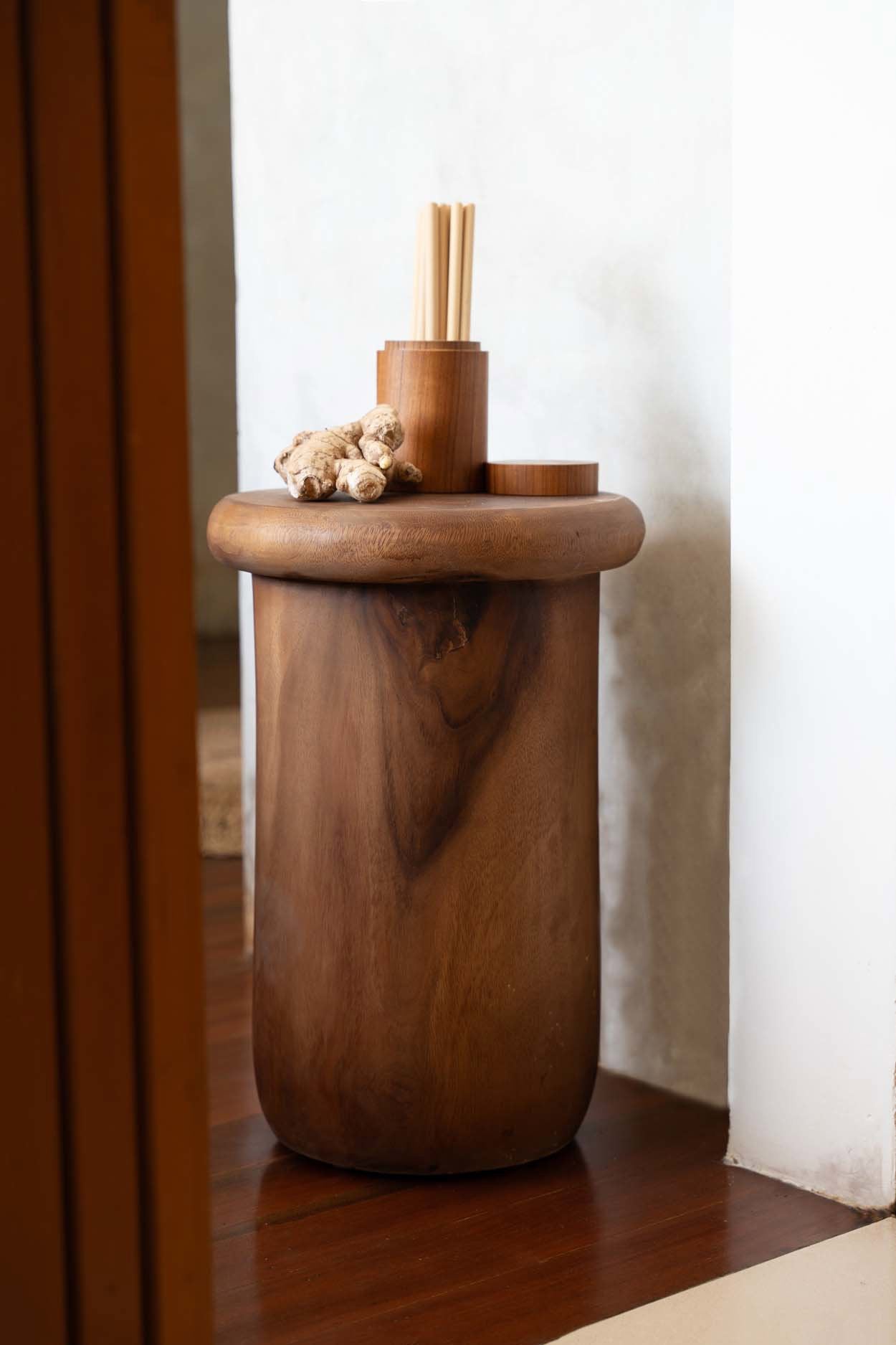 Tabouret cylindrique en bois de suar naturel à bord arrondi – H45 cm