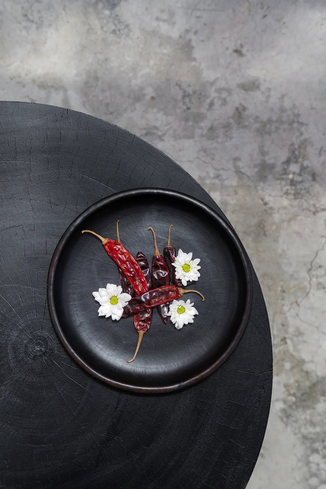 Assiette ronde en terre cuite brûlée – Noir profond – Ø26 cm