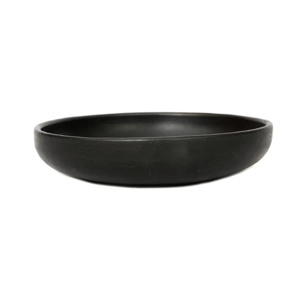 Assiette creuse en terre cuite brûlée noire ronde