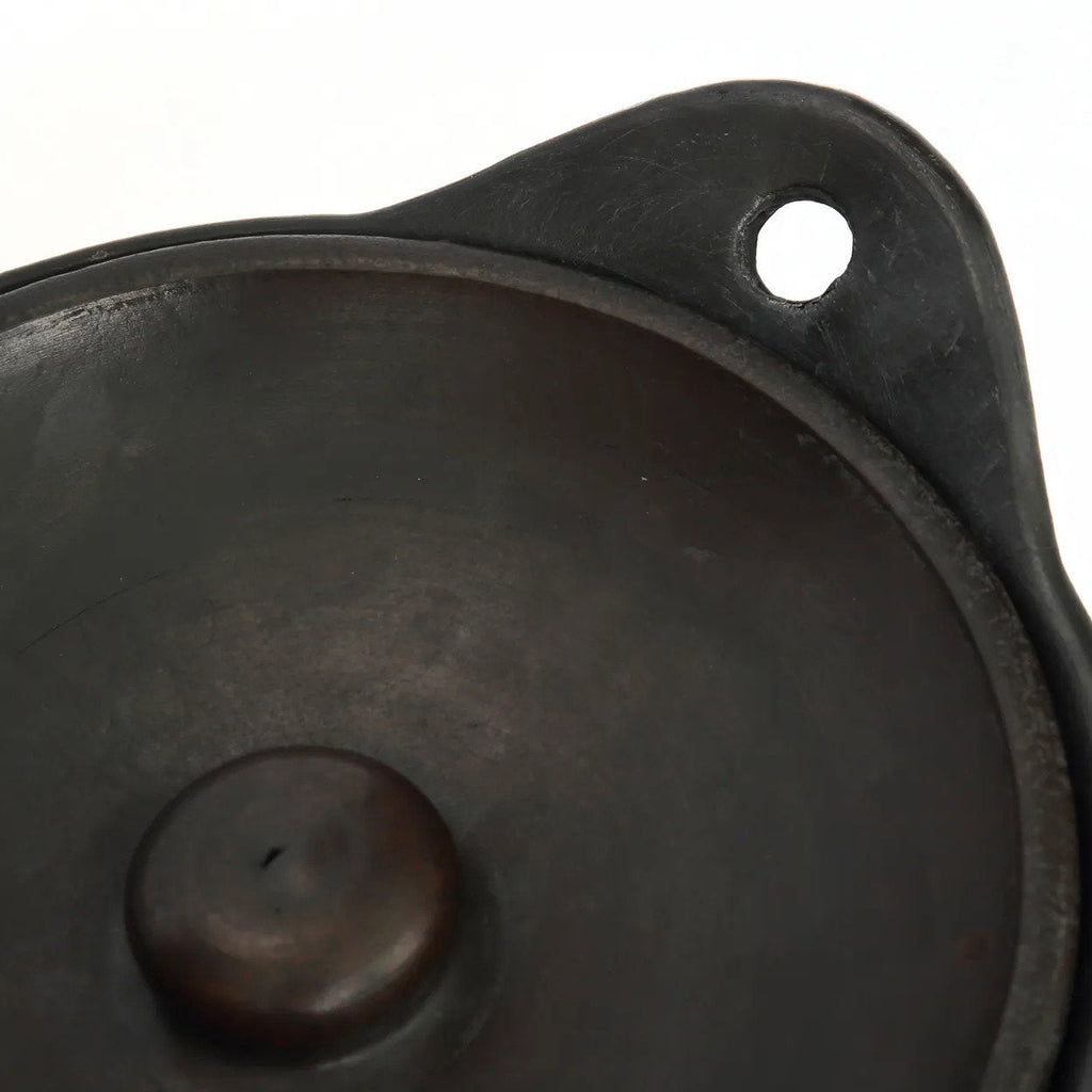 Plat rond en terre cuite noire avec couvercle – 26x21 cm
