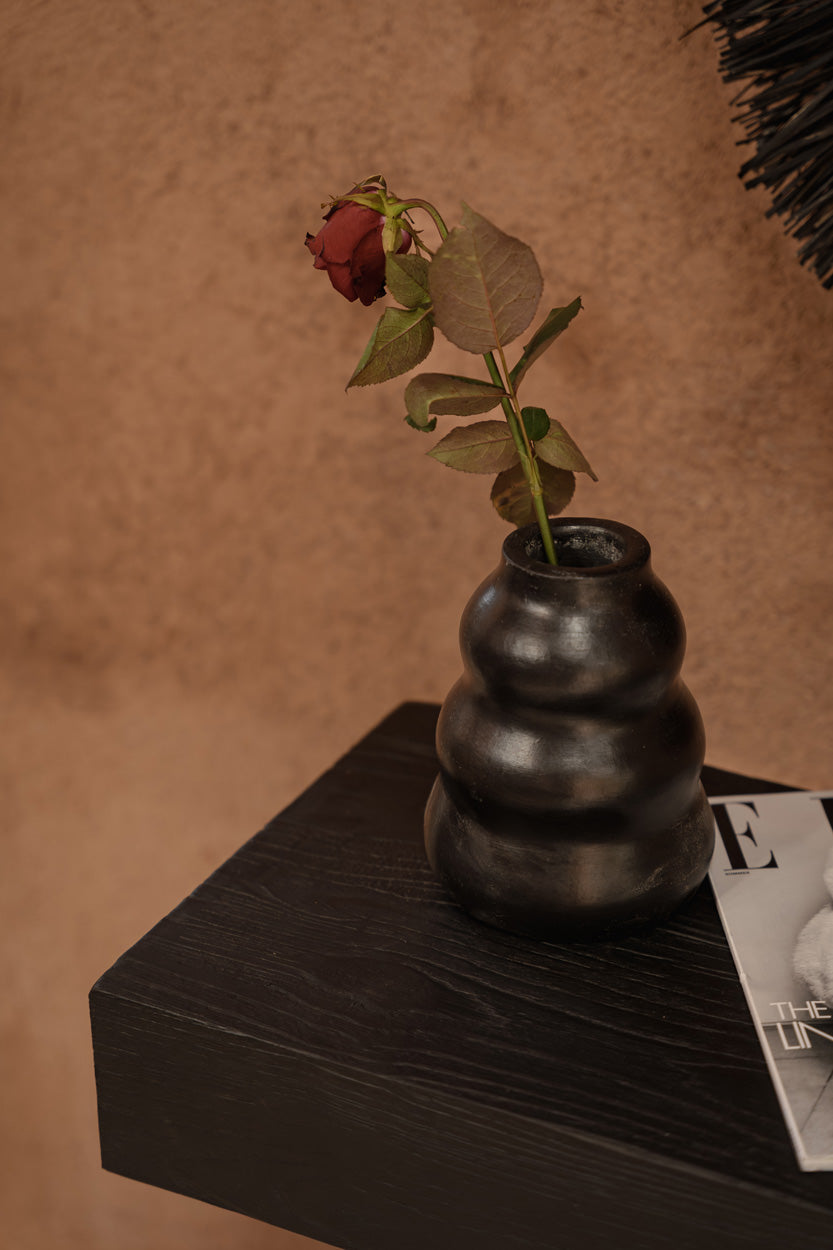 Vase en terre cuite noir fait main 13 cm x 6 cm