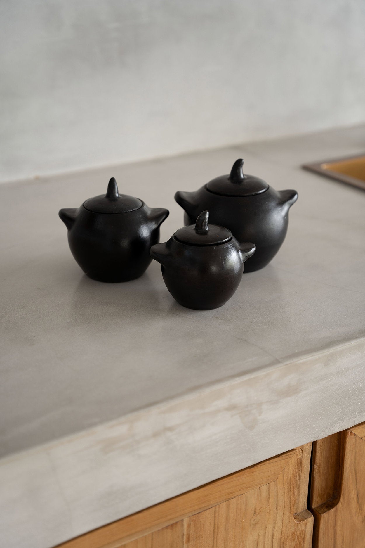 Pot artisanal en terracotta – Finition noire brute