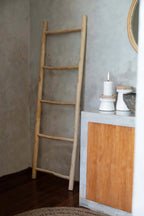 Échelle décorative en teck naturel – Structure asymétrique – H165 cm