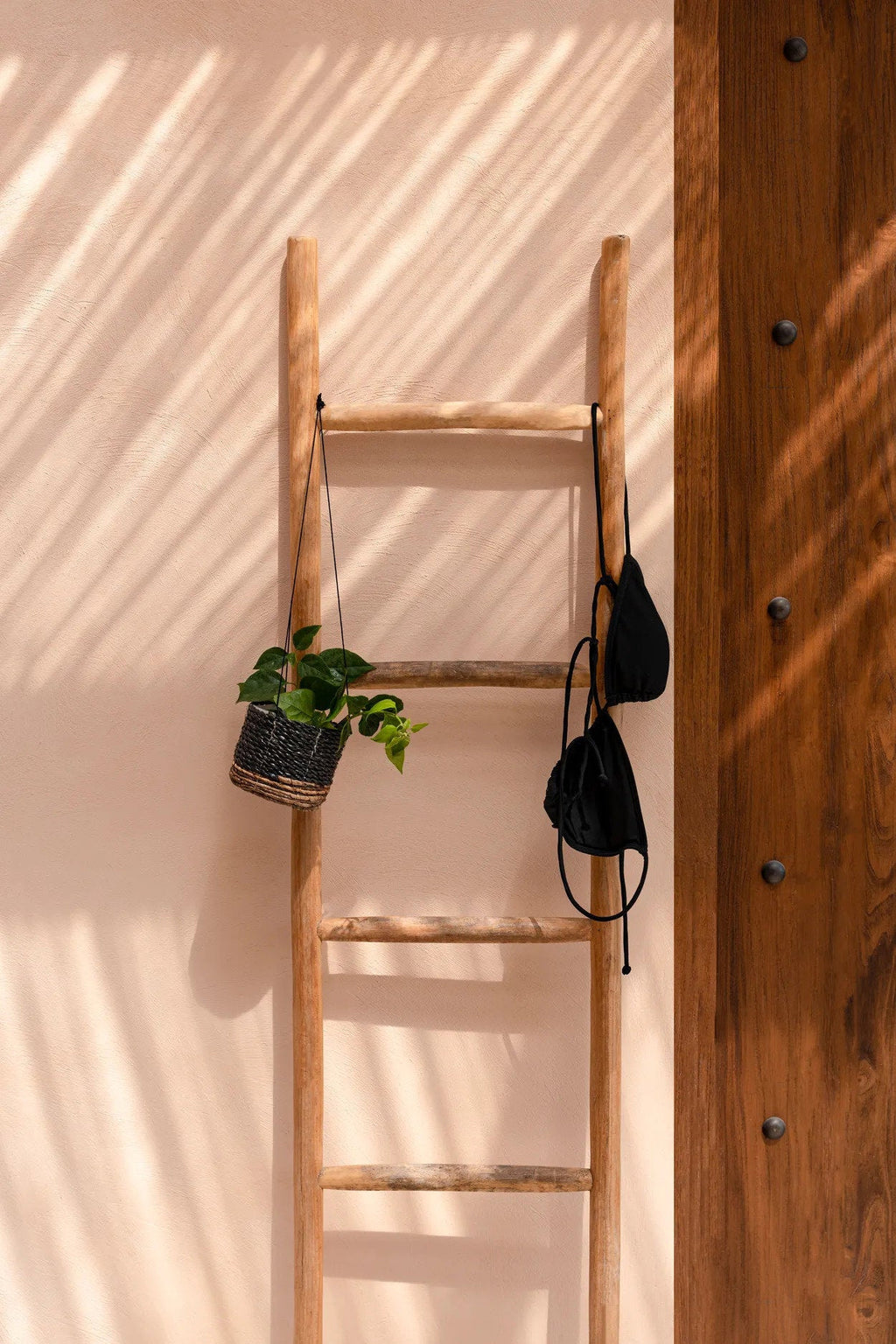 Échelle décorative en teck naturel – Structure asymétrique – H165 cm