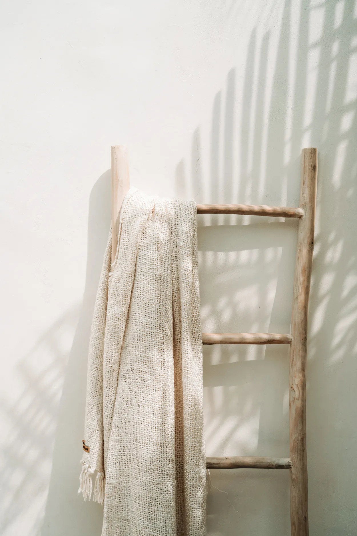 Échelle décorative en teck naturel – Structure asymétrique – H165 cm
