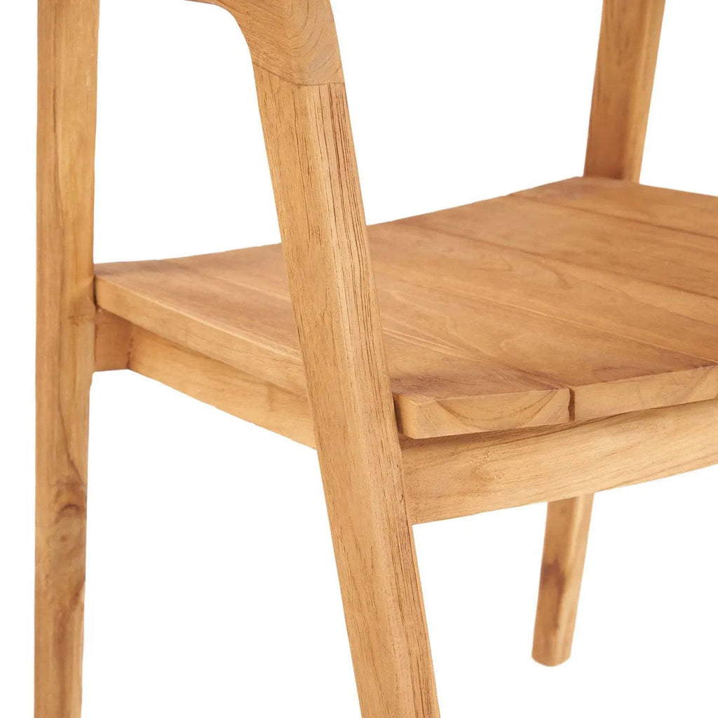 Chaise de salle à manger en teck naturel avec dossier courbé et accoudoirs