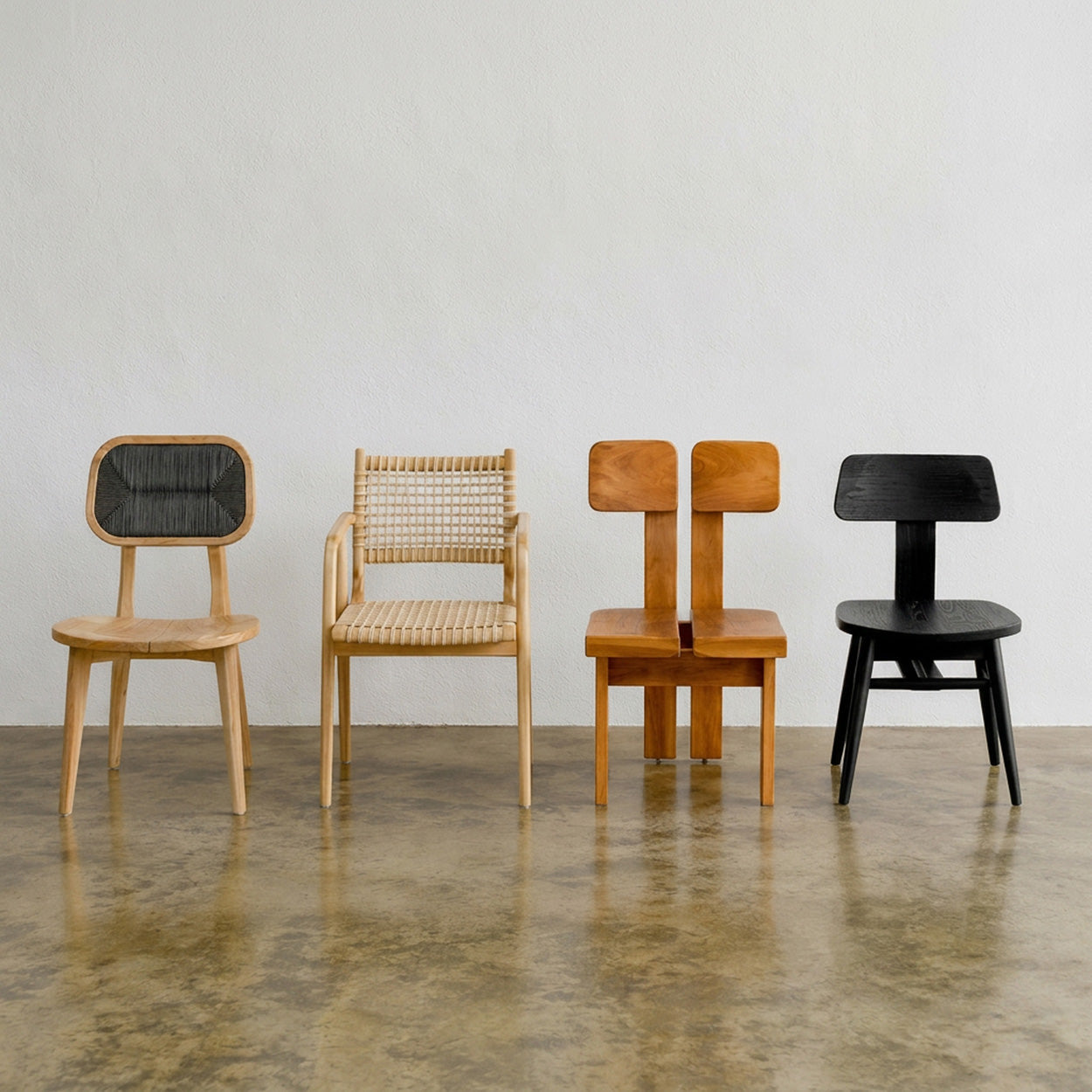 Chaise en teck massif finition naturelle avec dossier sculptural