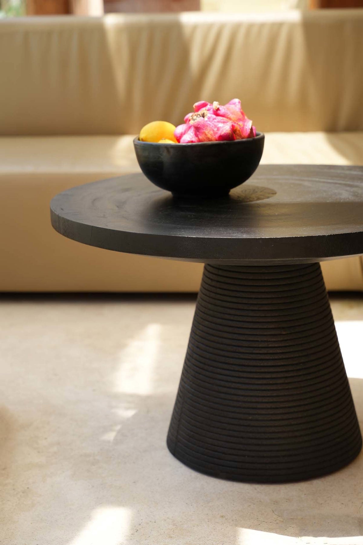 Table basse ronde en bois de suar noir avec base rainurée – Ø70 cm