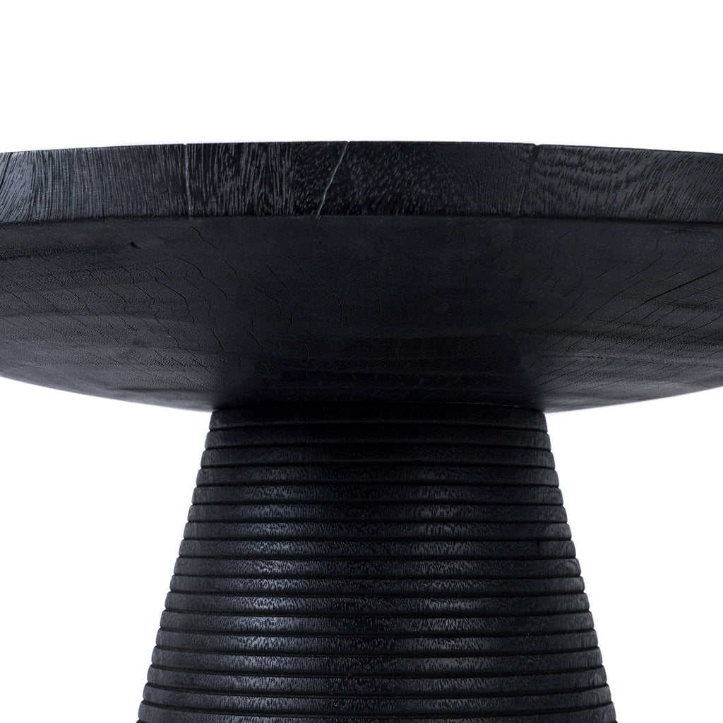Table basse ronde en bois de suar noir avec base rainurée – Ø70 cm