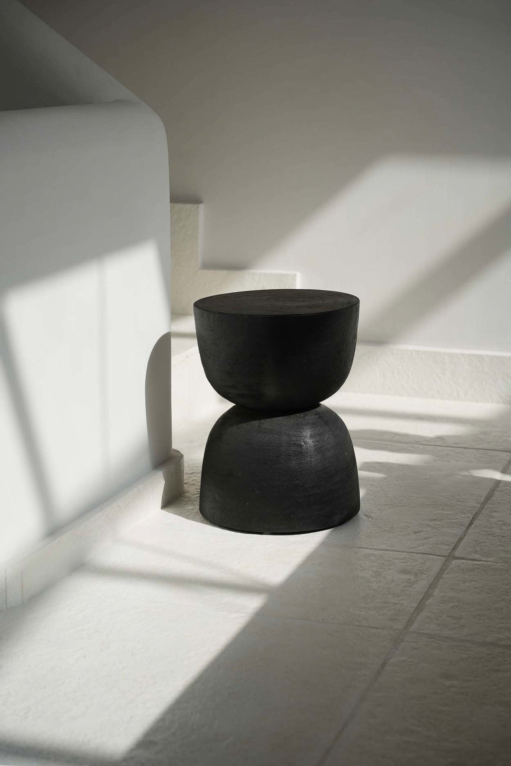 Tabouret cylindrique en bois de suar noir à finition lisse – H45 cm