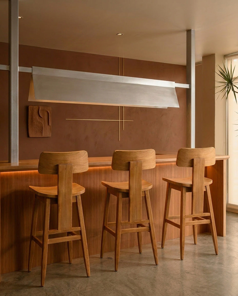 Tabouret de bar en teck naturel avec dossier incliné – H109 cm