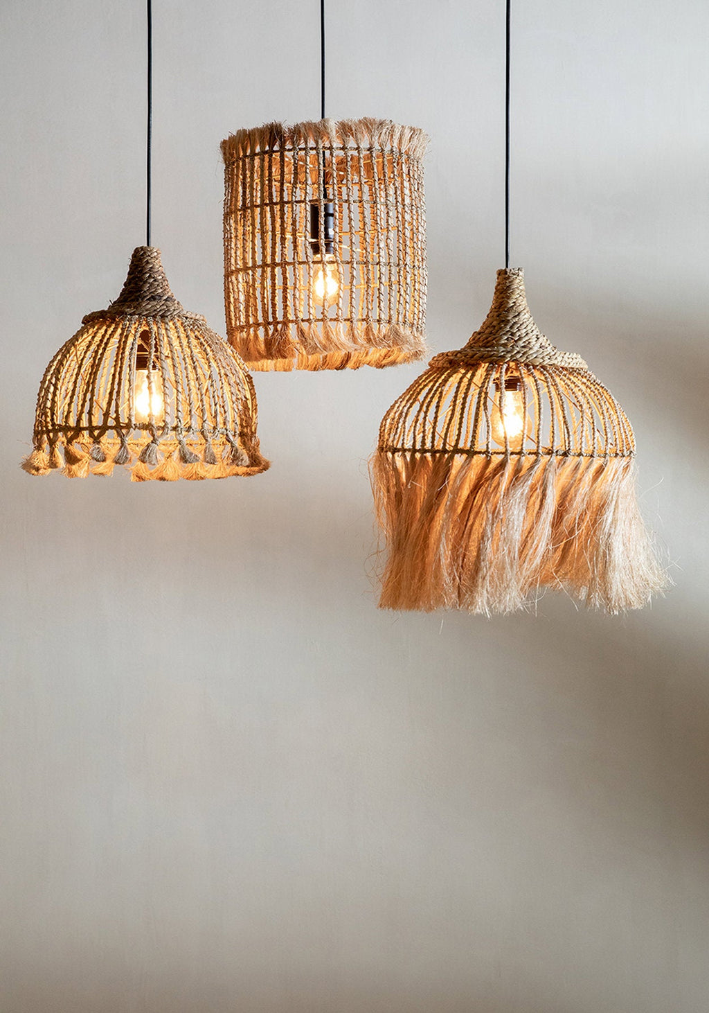 Suspension conique en abaca tressé – Pompons naturels – Ø30 cm
