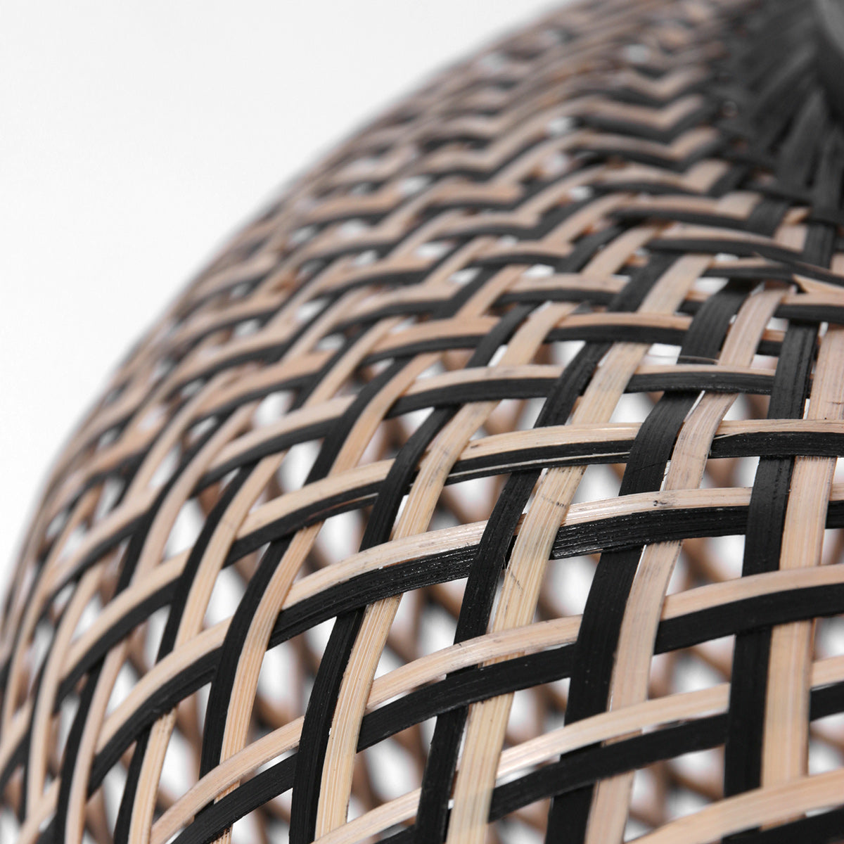 Suspension en bambou naturel et noir ajourée ronde – Ø60 cm