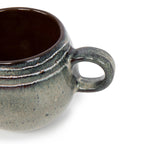 Mug en grès artisanal vert sauge moucheté intérieur brun