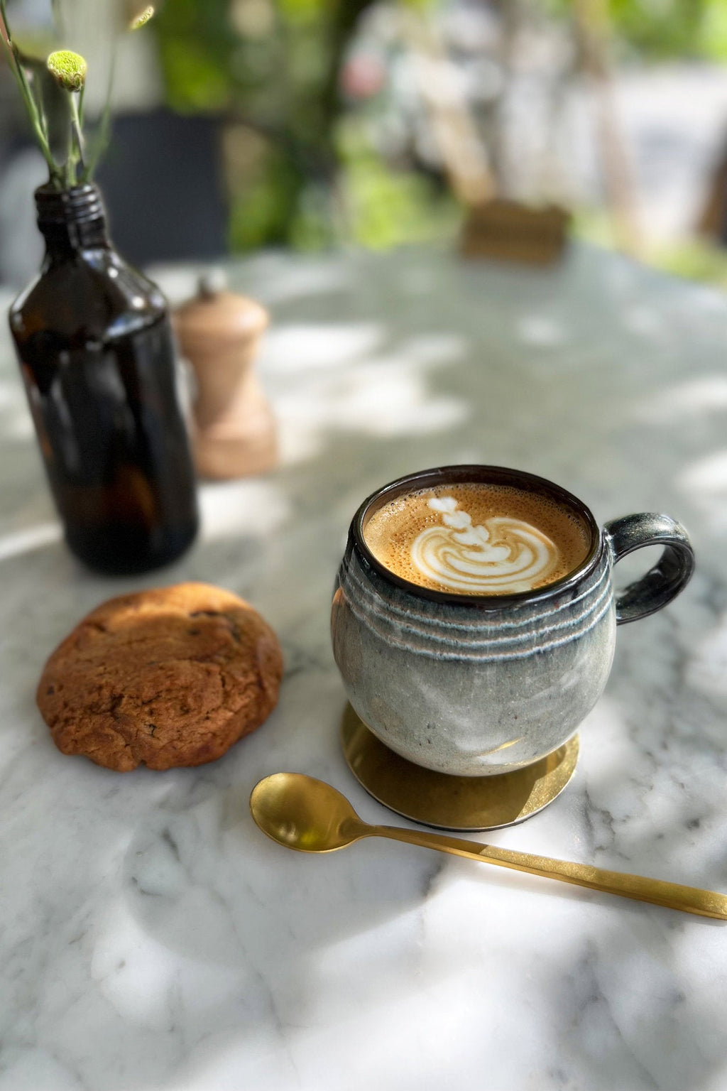Tasse espresso en céramique artisanale vert sauge et brun Portugal
