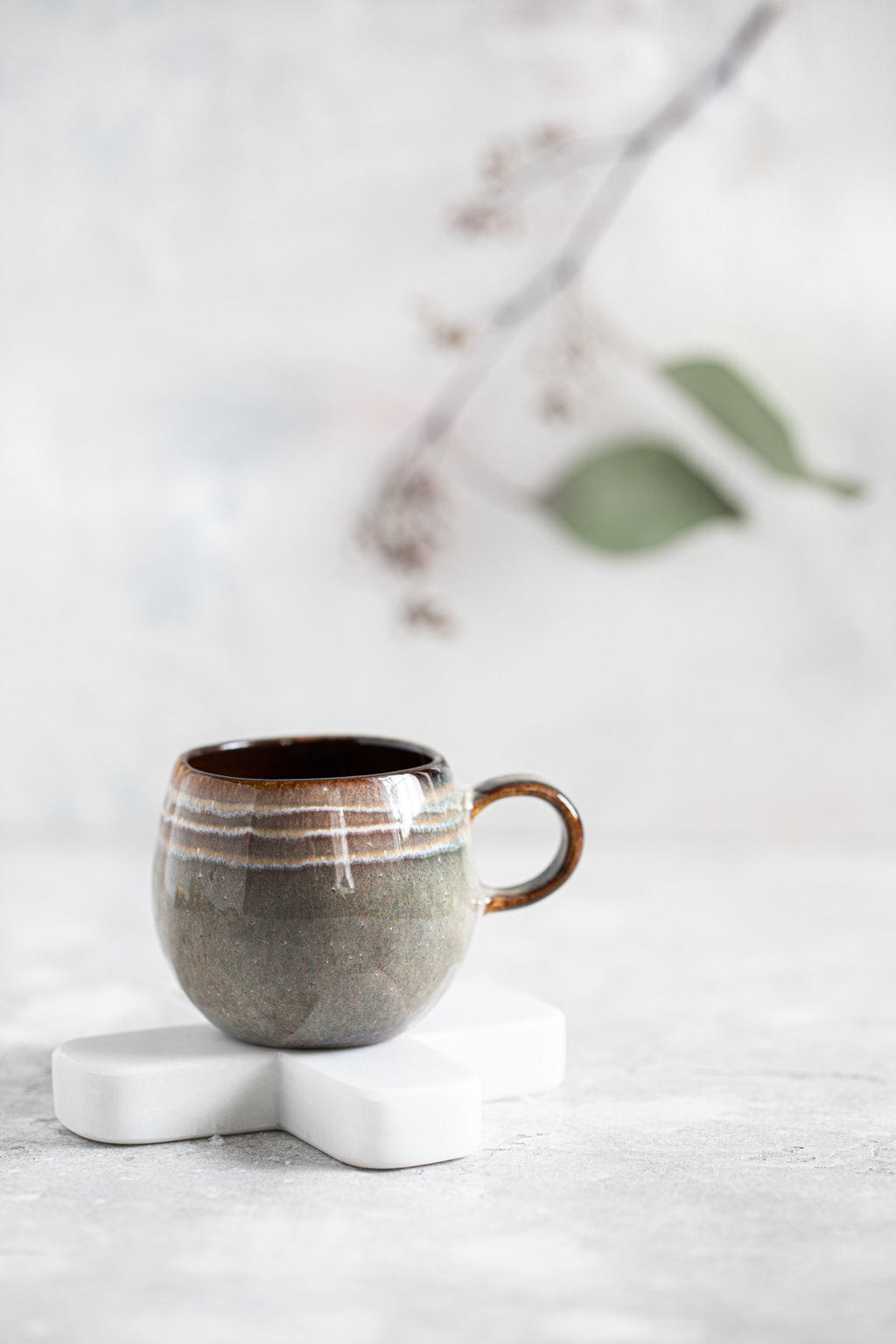 Tasse espresso en céramique artisanale vert sauge et brun Portugal