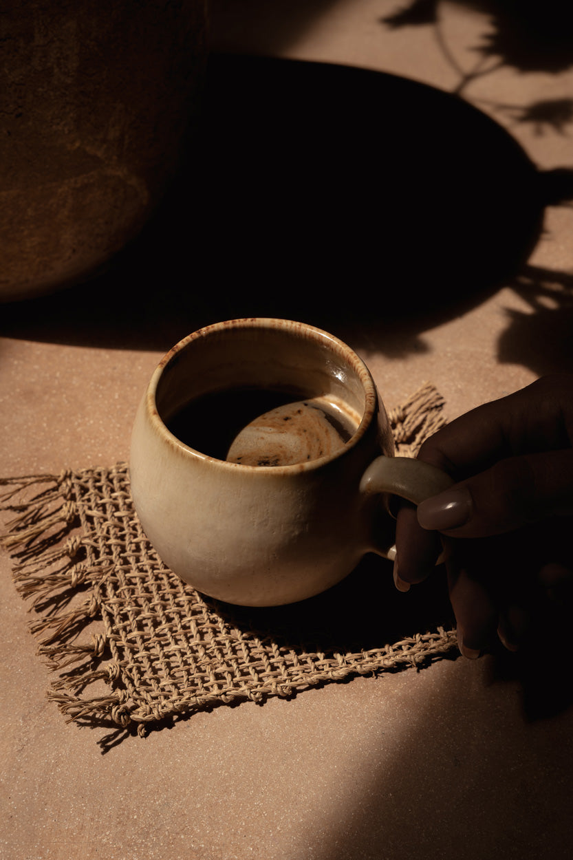 Mug en grès blanc cassé finition mate effet nuagé avec anse épaisse