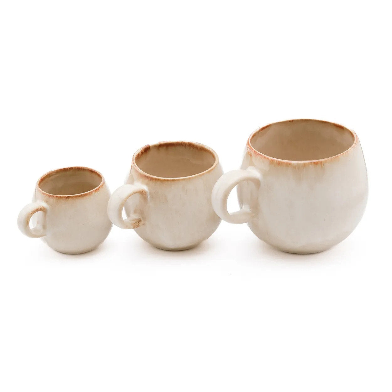 Mug en grès blanc cassé finition mate effet nuagé avec anse épaisse