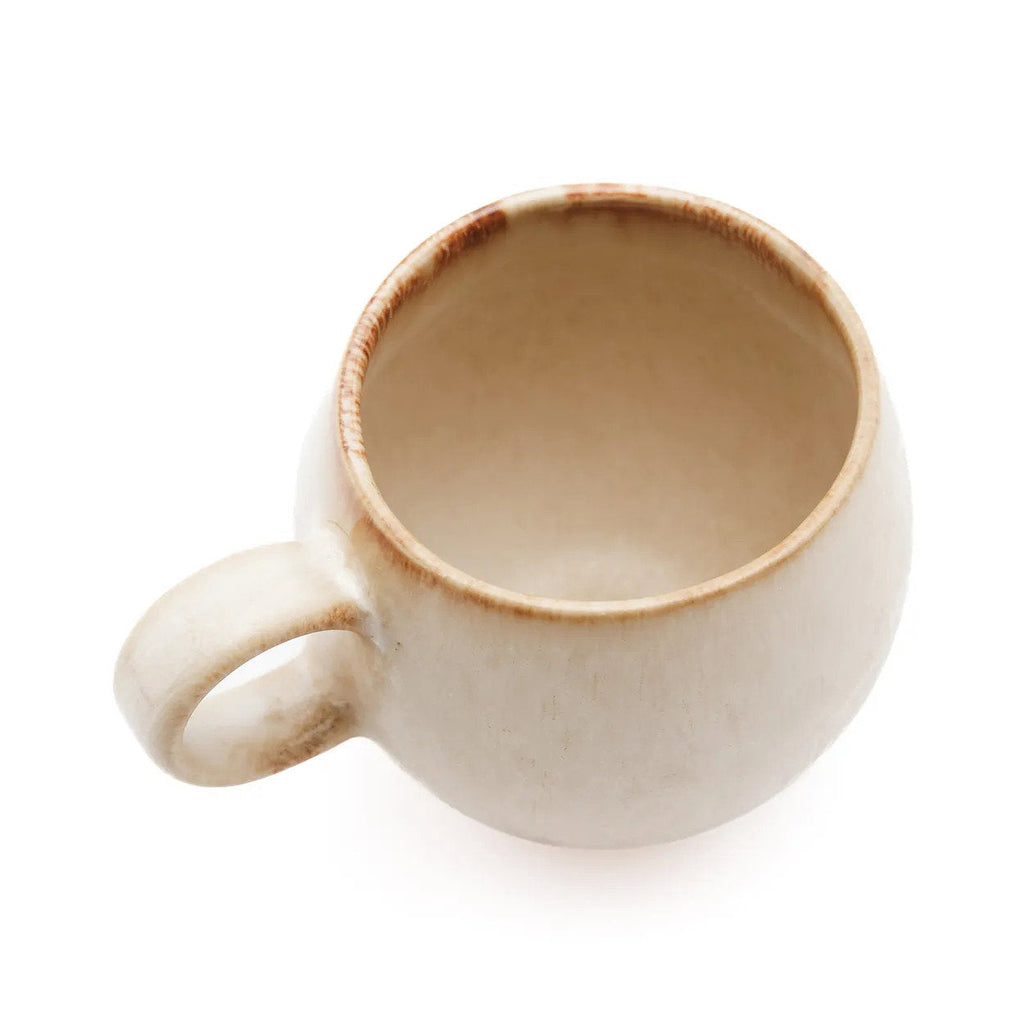 Mug en grès blanc cassé finition mate effet nuagé avec anse épaisse
