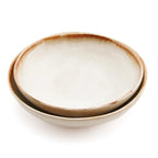 Assiette creuse en grès émaillé ivoire bord miel finition artisanale