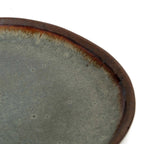 Assiette plate en grès émaillé gris-vert à bord irrégulier