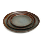 Assiette plate en grès émaillé gris-vert à bord irrégulier