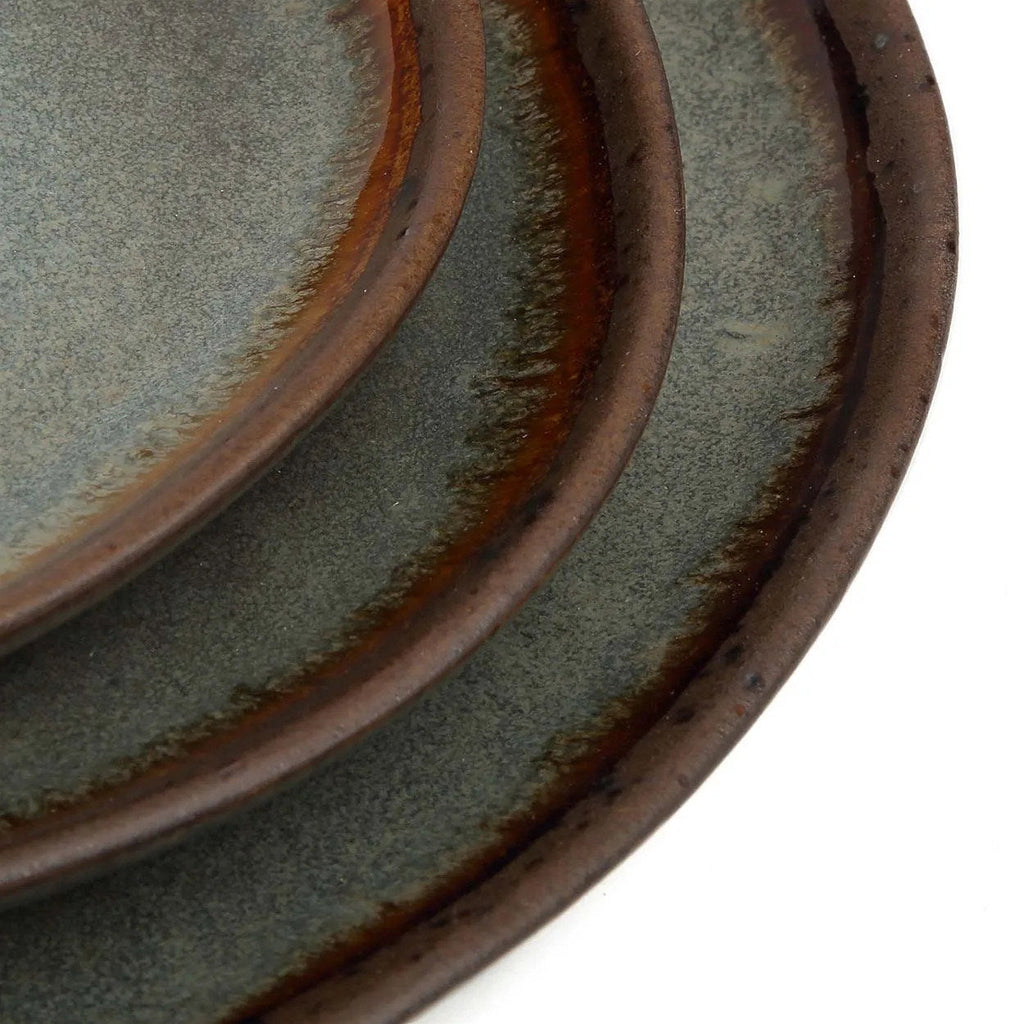 Assiette plate en grès émaillé gris-vert à bord irrégulier