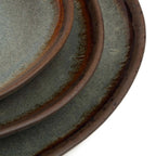 Assiette plate en grès émaillé gris-vert à bord irrégulier