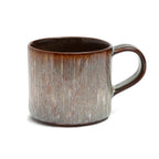 Mug en grès émaillé brun et gris avec stries relief et anse large