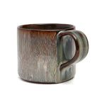Mug en grès émaillé brun et gris avec stries relief et anse large