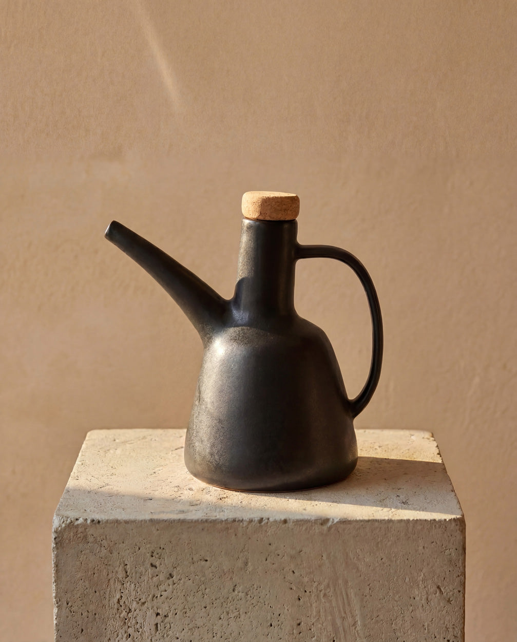Bouteille à huile en grès noir mat design artisanale avec bec liège