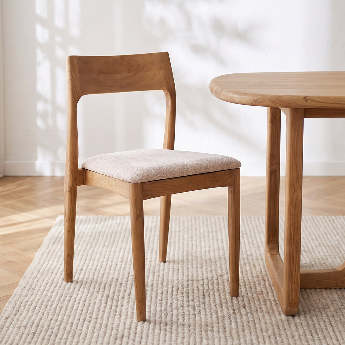 Chaise de salle à manger en bois de teck et tissu beige ajourée
