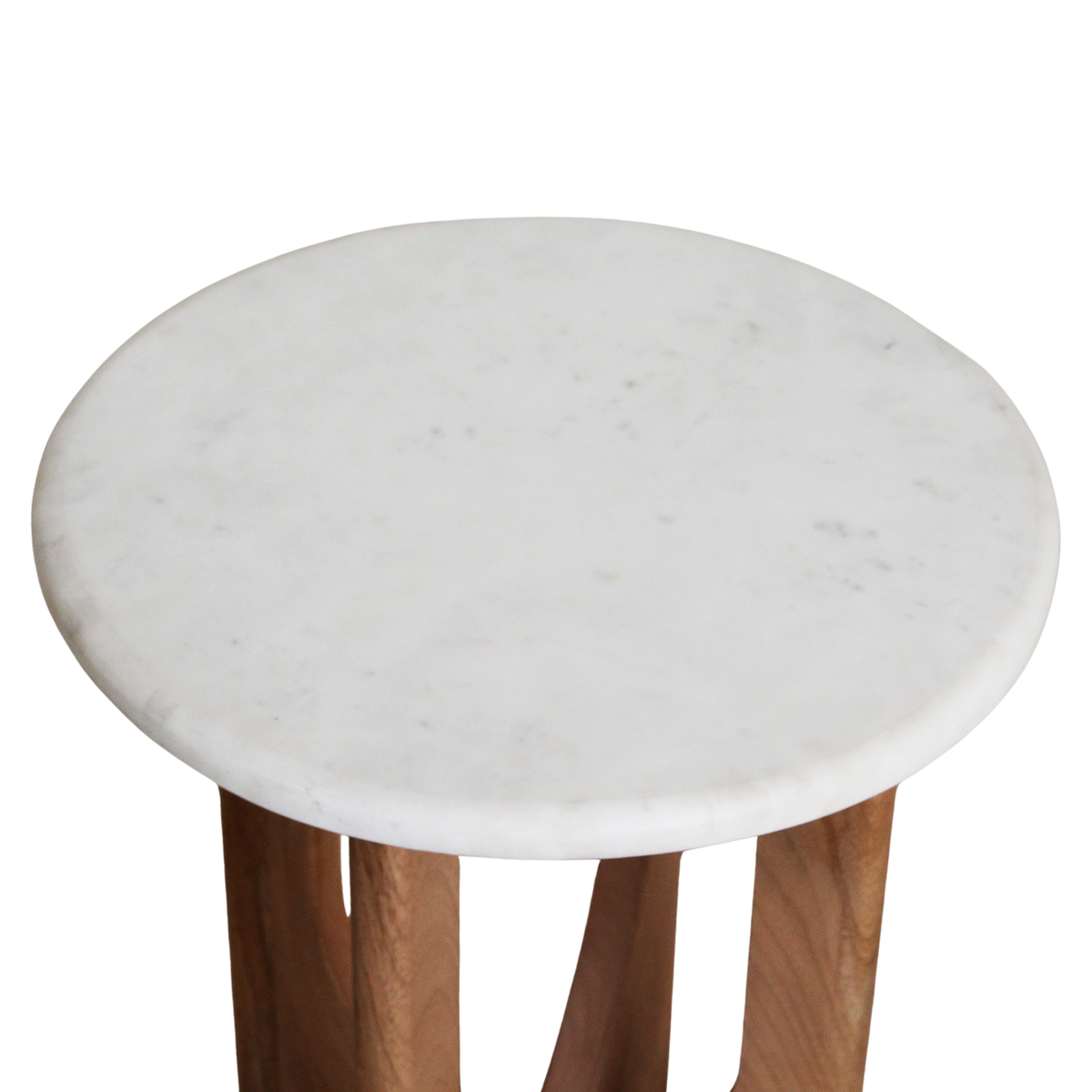 Table d’appoint ronde en marbre blanc et bois clair sculpté – H50 cm