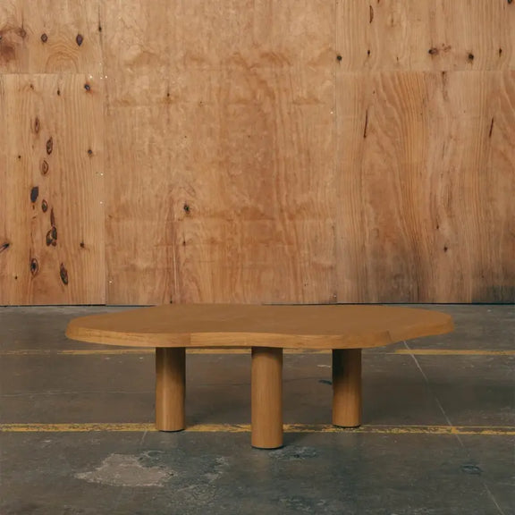 Table de salon en chêne massif bois naturel décor brut