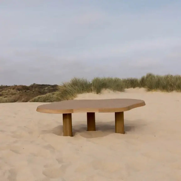 Table de salon en chêne massif bois naturel dehors sur une plage