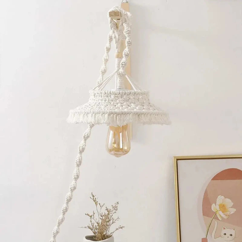 Abat-jour bohème en macramé accroché avec un cordon tressé, parfait pour un intérieur chic.