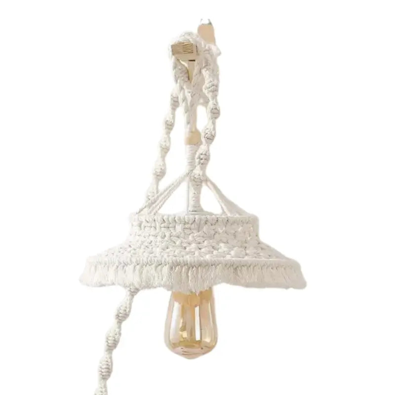 Abat-jour suspendu en macramé fond blanc