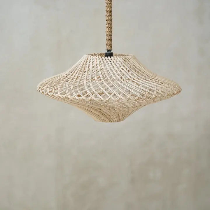 Abat-jour en rotin bohème de 60 cm en suspension individuelle, design ondulé et naturel.