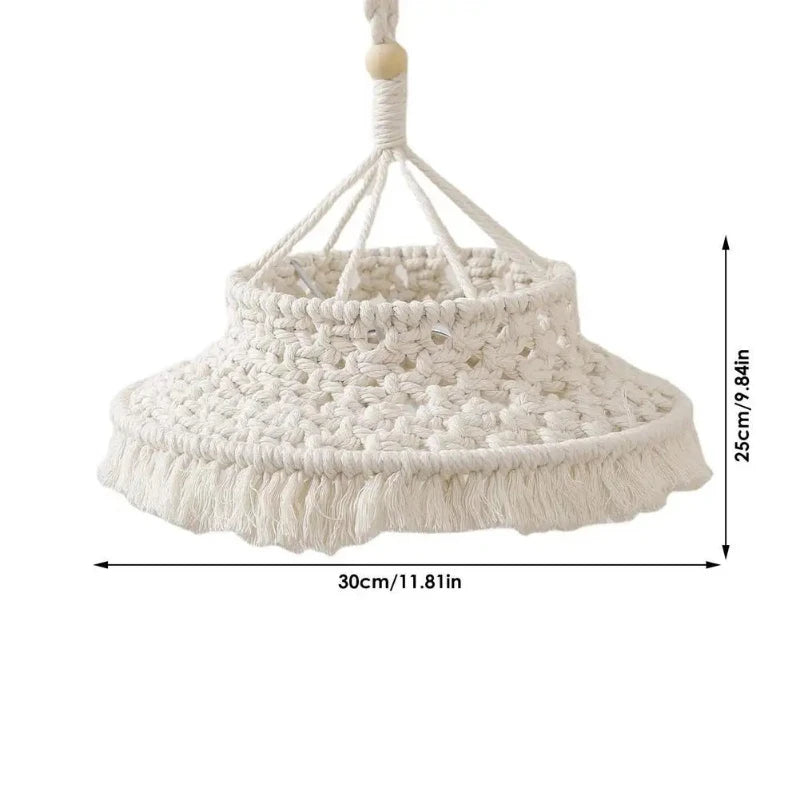 Abat-jour en macramé blanc, dimensions 30 cm de diamètre sur 25 cm de hauteur.