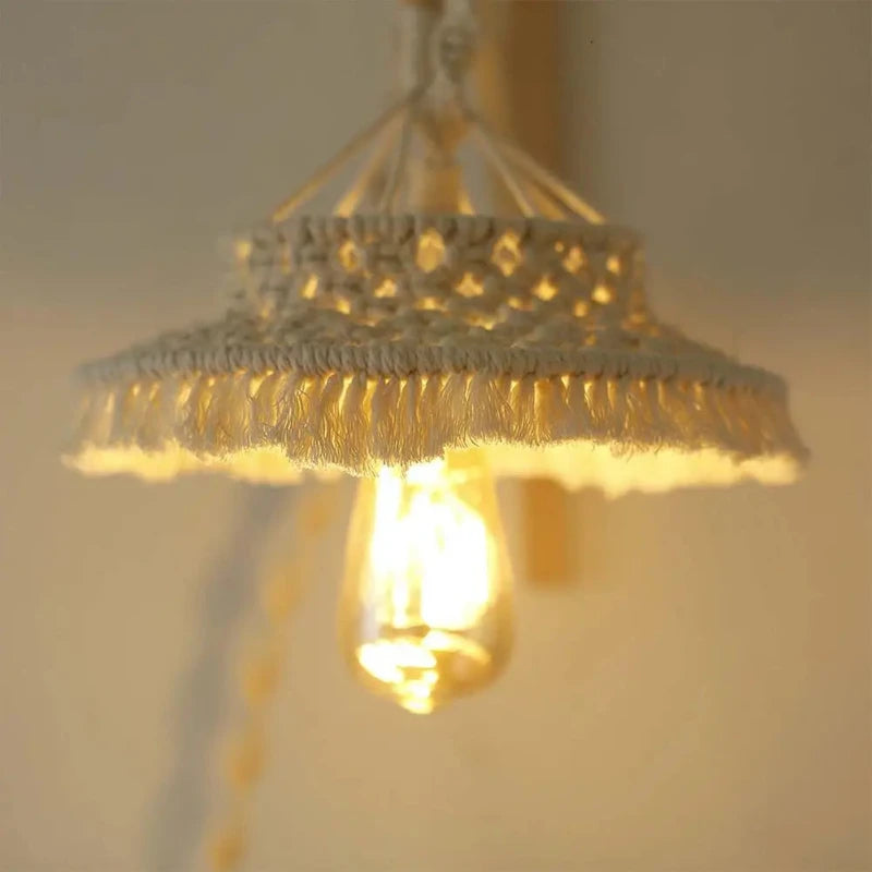 Zoom sur les détails du tissage en macramé d'un abat-jour bohème naturel.