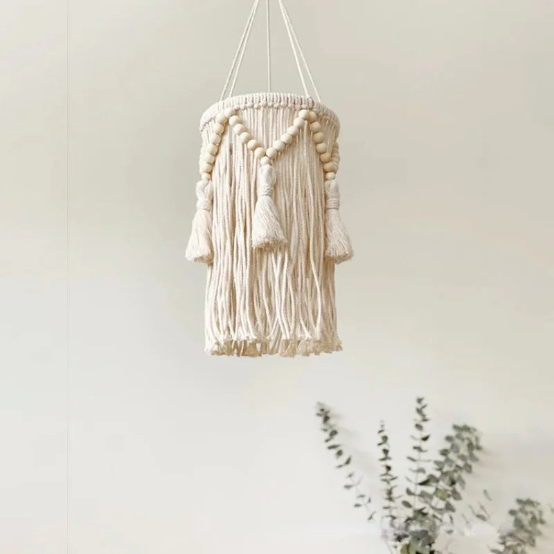 abat-jour nordique en macramé avec tressage artisanal et décoration en coton.