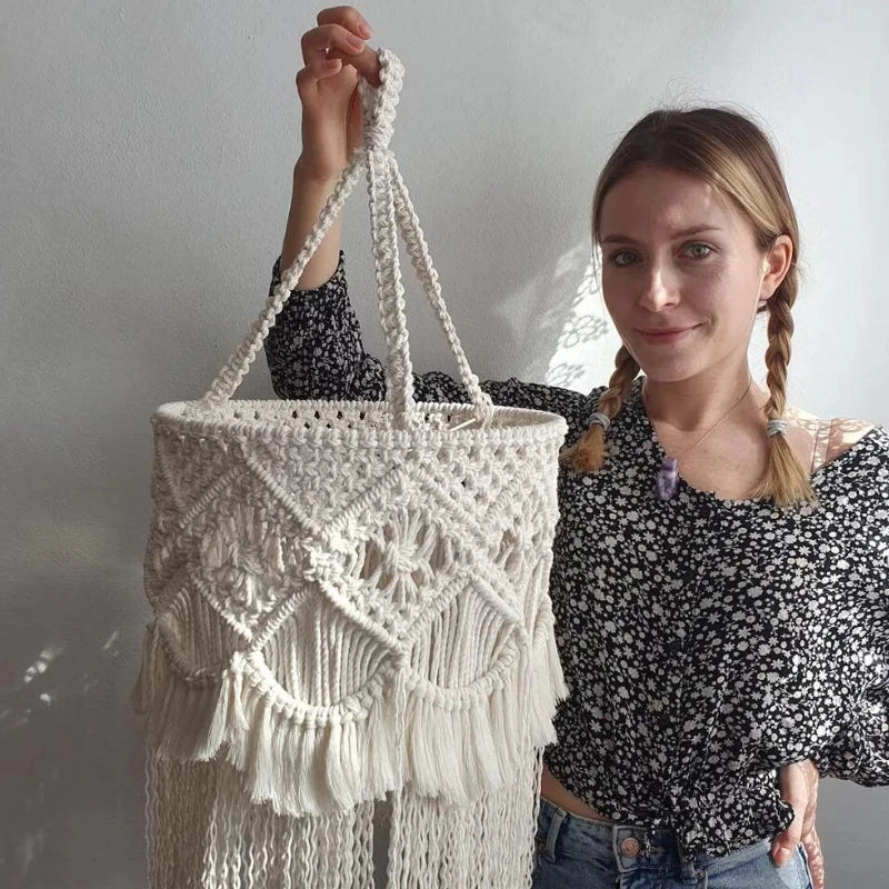 Abat-jour scandinave tissé en macramé avec franges pour un look bohème.